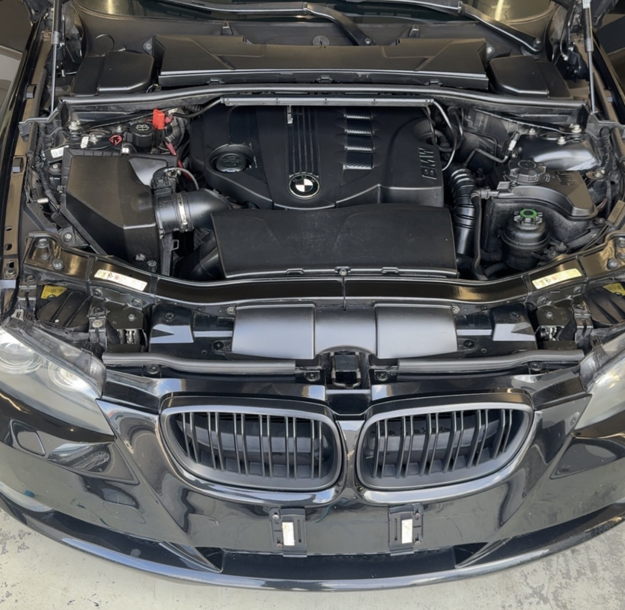 Originalfoto des gereinigten BMW-Motorraums ohne sichtbares Kennzeichen